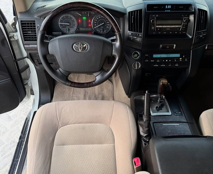 Used Toyota Land Cruiser 200 Series, 4.0 l, 2010 in Abu Dhabi by Golden coast automobile showroom, White color.  | AUTO.AE