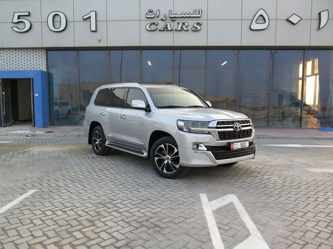 Used Toyota Land Cruiser 200 Series Facelift 2, 4.0 l, 2021 in Abu Dhabi by 501 cars, Silver color. GCC Specs | AUTO.AE