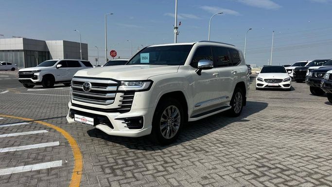 Used Toyota Land Cruiser 300 Series, 3.4 l, 2024 in Abu Dhabi by Al Shorook Used Car Exhibition, White color. GCC Specs | AUTO.AE