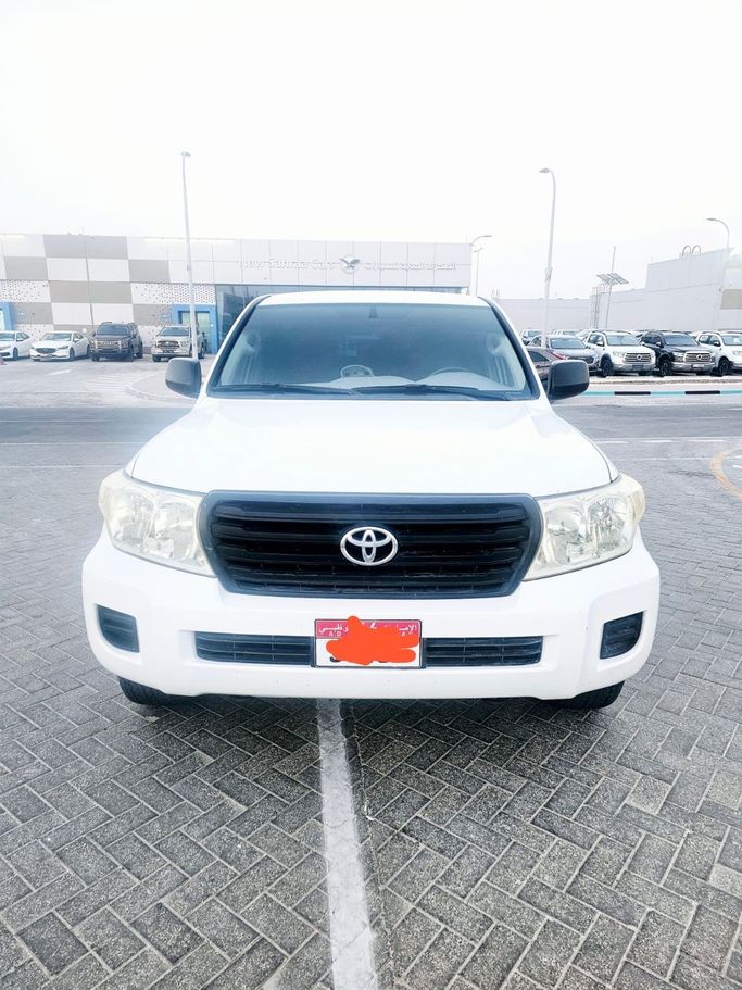 Used Toyota Land Cruiser 200 Series Facelift 1, 4.5 l, 2015 in Abu Dhabi, White color. GCC Specs | AUTO.AE