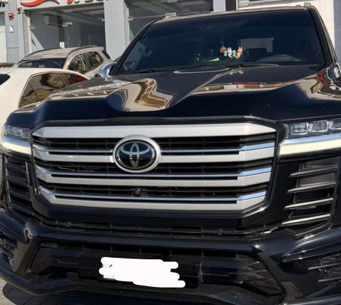 Used Toyota Land Cruiser 300 Series, 3.4 l, 2024 in Abu Dhabi, Black color. GCC Specs | AUTO.AE