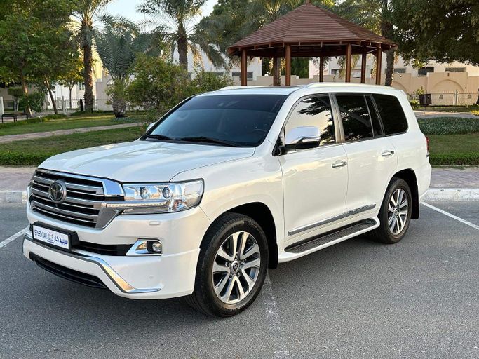 Подержанный Toyota Land Cruiser 200 Series Рестайлинг 2, 5.7 л, 2017 в Абу-Даби от Speed Car Motors Белый цвет.  | AUTO.AE