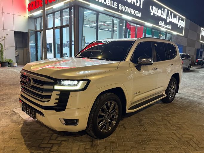 Used Toyota Land Cruiser 300 Series, 3.3 l, 2022 in Abu Dhabi by Golden coast automobile showroom, White color. GCC Specs | AUTO.AE
