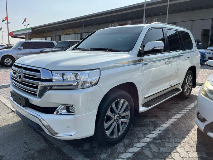 Подержанный Toyota Land Cruiser 200 Series Рестайлинг 2, 5.7 л, 2018 в Абу-Даби от Golden coast automobile showroom Белый цвет. GCC | AUTO.AE