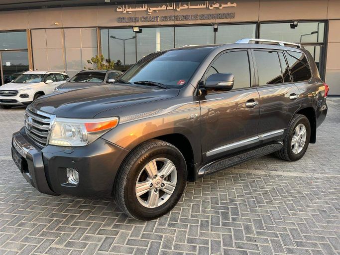 Подержанный Toyota Land Cruiser 200 Series Рестайлинг 1, 5.7 л, 2014 в Абу-Даби от Golden coast automobile showroom Черный цвет. GCC | AUTO.AE