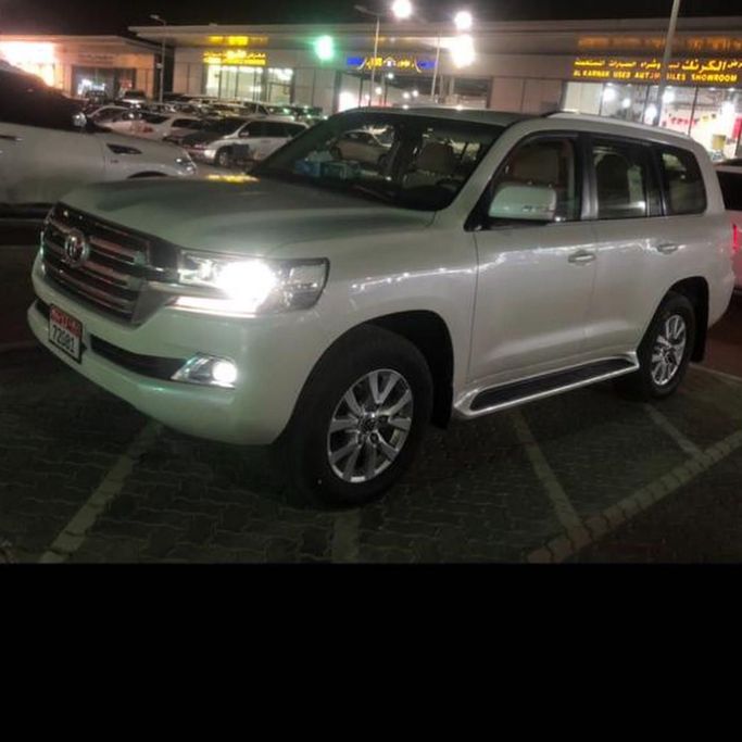 Подержанный Toyota Land Cruiser 200 Series Рестайлинг 2, 4.0 л, 2019 в Абу-Даби от Golden coast automobile showroom Белый цвет. GCC | AUTO.AE