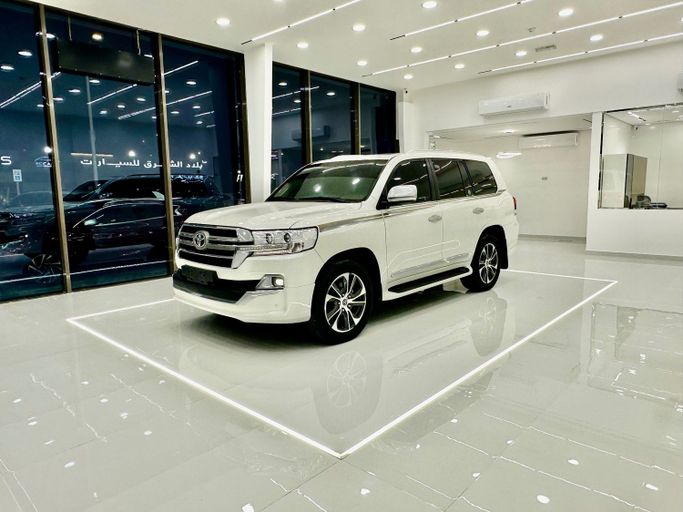 مستعملة Toyota Land Cruiser 200 Series 200 Series Facelift 2, 5.7 l, 2020 في في أبو ظبي من Rageh Motors، اللون أبيض. مواصفات الخليج | AUTO.AE
