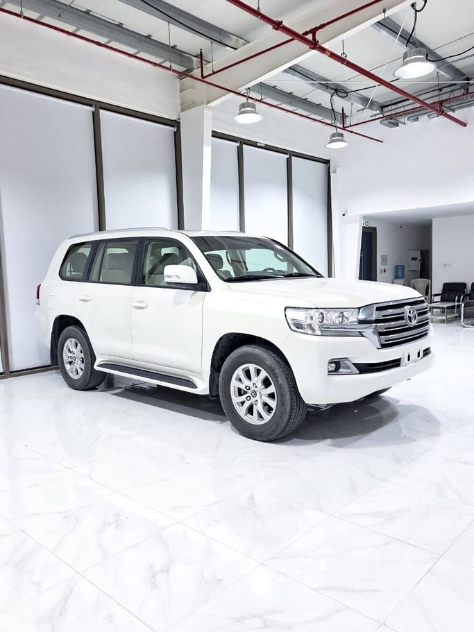 مستعملة Toyota Land Cruiser 200 Series 200 Series Facelift 2, 4.6 l, 2020 في في أبو ظبي، اللون أبيض. مواصفات الخليج | AUTO.AE