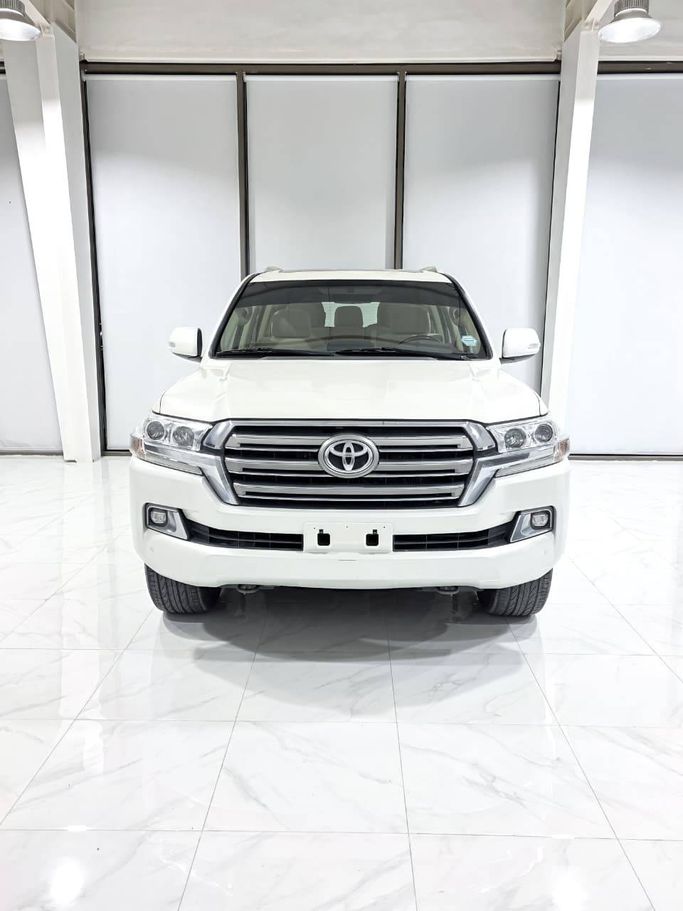 مستعملة Toyota Land Cruiser 200 Series 200 Series Facelift 2, 4.6 l, 2020 في في أبو ظبي من Alwesam.almasimotors/auto.ae، اللون أبيض. مواصفات الخليج | AUTO.AE