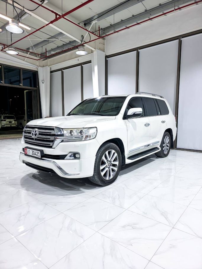 Подержанный Toyota Land Cruiser 200 Series Рестайлинг 2, 4.6 л, 2017 в Абу-Даби Белый цвет. GCC | AUTO.AE