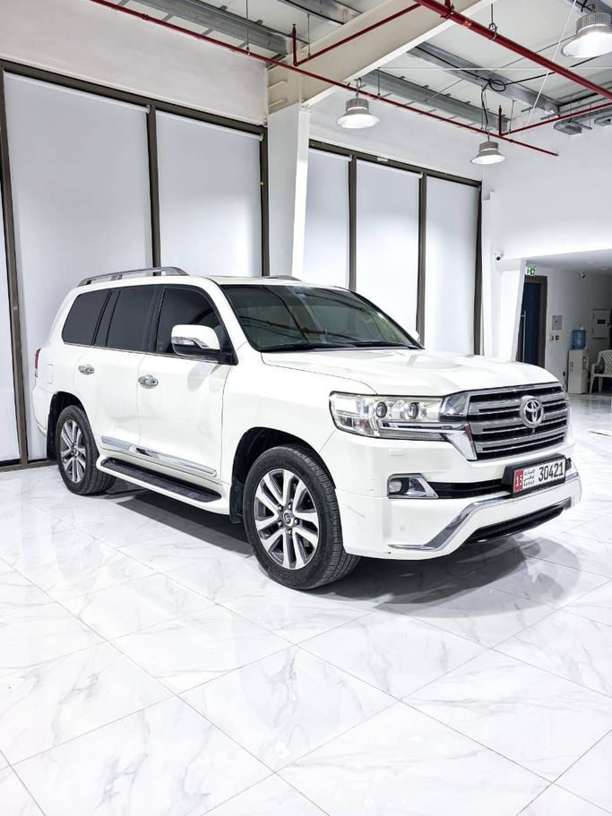 Подержанный Toyota Land Cruiser 200 Series Рестайлинг 2, 4.6 л, 2017 в Абу-Даби от Alwesam.almasimotors/auto.ae Белый цвет. GCC | AUTO.AE