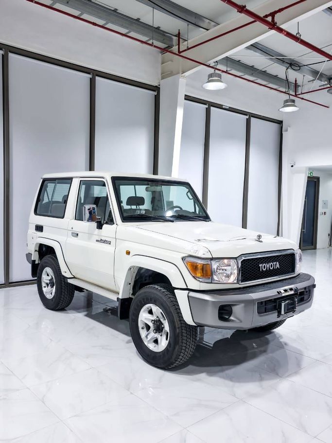 جديدة Toyota Land Cruiser 70 Series 70 Series Facelift 1, 4.0 l, 2022 في في أبو ظبي، اللون أبيض. مواصفات الخليج | AUTO.AE