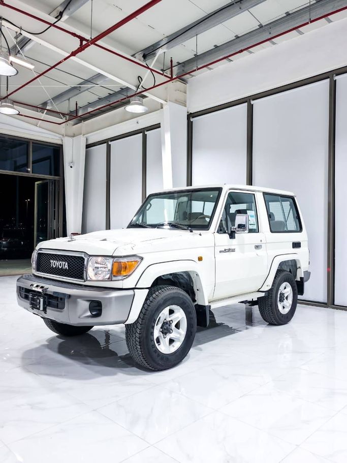 جديدة Toyota Land Cruiser 70 Series 70 Series Facelift 1, 4.0 l, 2022 في في أبو ظبي من Alwesam.almasimotors/auto.ae، اللون أبيض. مواصفات الخليج | AUTO.AE