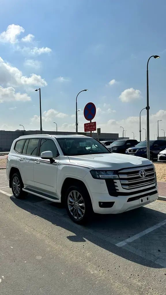 Новый Toyota Land Cruiser 300 Series, 4.0 л, 2025 в Абу-Даби от Al saada cars exibition Белый цвет. GCC | AUTO.AE