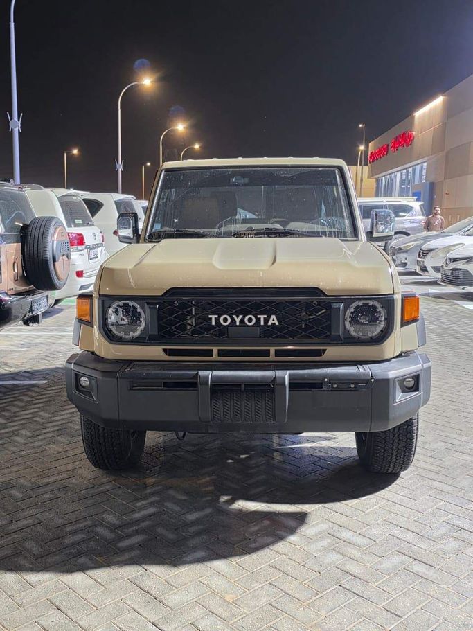 Used Toyota Land Cruiser 70 Series Facelift 2, 4.0 l, 2025 in Abu Dhabi by Alwesam.almasimotors/auto.ae, Beige color. GCC Specs | AUTO.AE