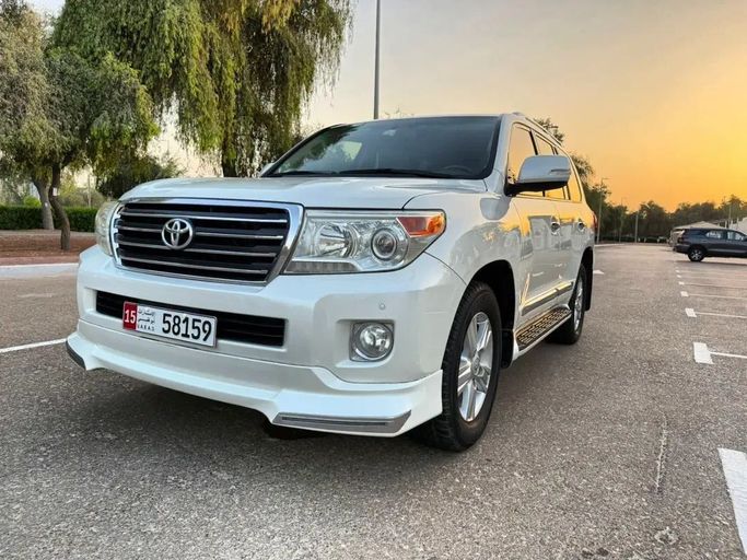 مستعملة Toyota Land Cruiser 200 Series 200 Series Facelift 1, 5.7 l, 2015 في في أبو ظبي، اللون أبيض. مواصفات الخليج | AUTO.AE | إعلان #261055