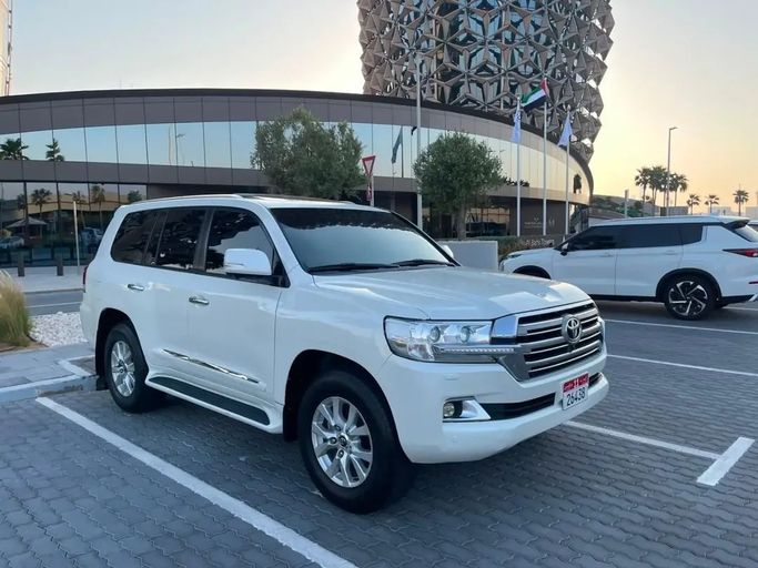 Used Toyota Land Cruiser 200 Series Facelift 2, 4.6 l, 2016 in Abu Dhabi, White color. GCC Specs | AUTO.AE | Listing #271604