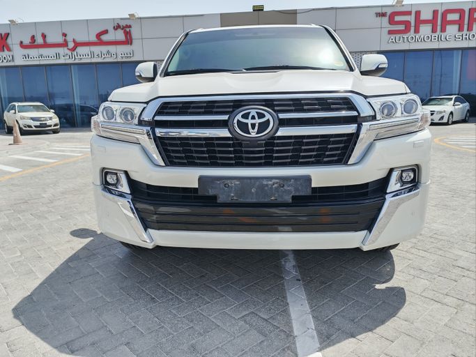 Подержанный Toyota Land Cruiser 200 Series Рестайлинг 2, 5.7 л, 2021 в Абу-Даби от The Shark Automobile Showroom Белый цвет. GCC | AUTO.AE | Объявление #272324