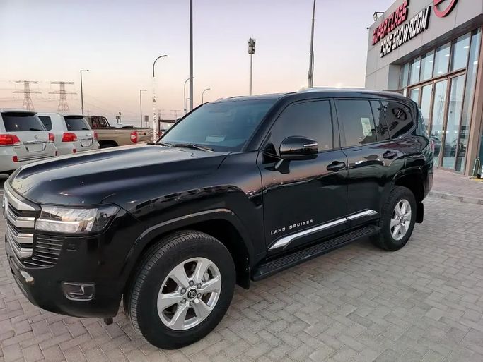Подержанный Toyota Land Cruiser Twin Turbo 300 Series, 3.3 л, 2023 в ОАЭ, Абу-Даби от Super Class Cars Showroom Черный цвет. GCC | AUTO.AE | Объявление #275621