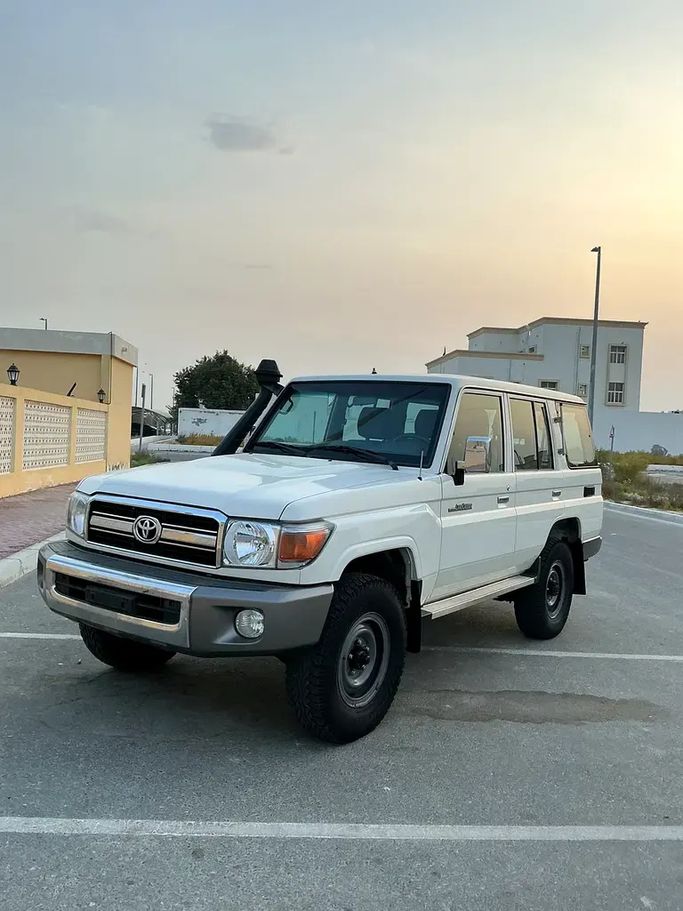 Подержанный Toyota Land Cruiser 70 Series Рестайлинг 1, 4.5 л, 2019 в ОАЭ, Абу-Даби от F1 Lebanon vehicle Trading Белый цвет. GCC | AUTO.AE | Объявление #275673