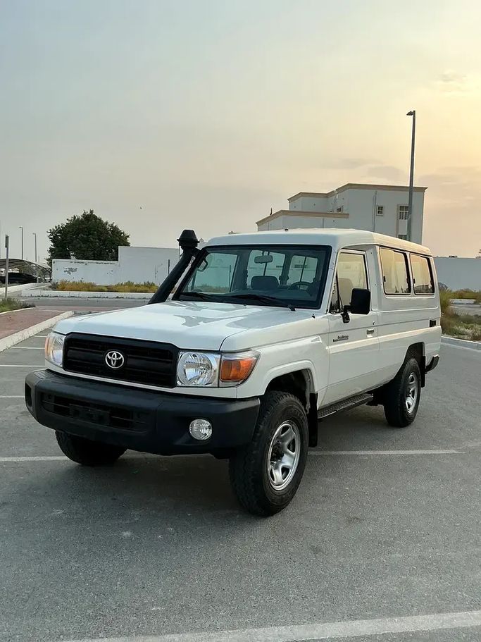 Подержанный Toyota Land Cruiser 70 Series Рестайлинг 1, 4.5 л, 2020 в ОАЭ, Абу-Даби от F1 Lebanon vehicle Trading Белый цвет. GCC | AUTO.AE | Объявление #275674
