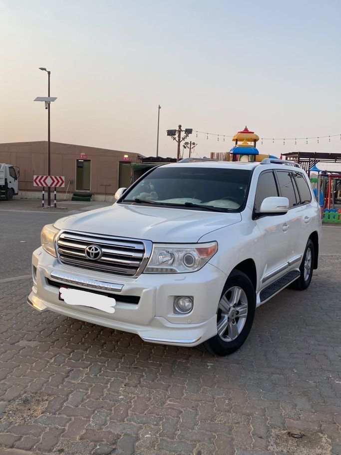 مستعملة ⁦Toyota Land Cruiser السلسلة 200، 4.6 l، 2012⁩ في في الإمارات, أبوظبي، اللون أبيض. مواصفات الخليج | AUTO.AE | إعلان #287772