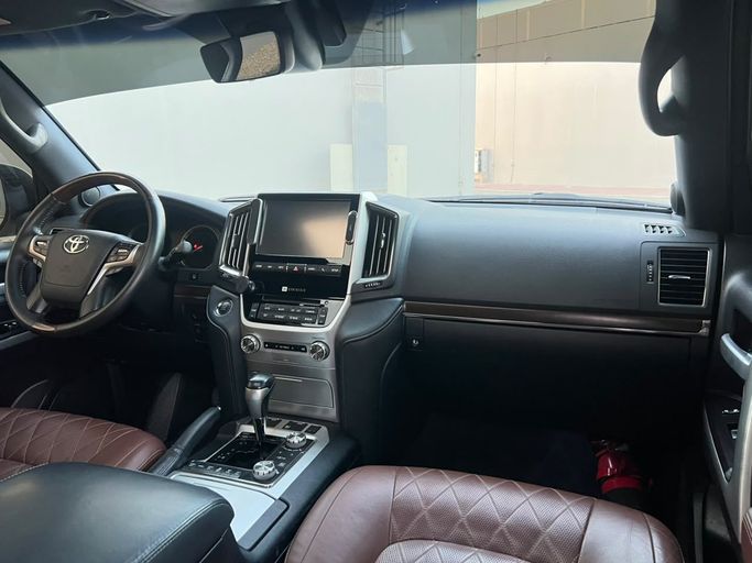 مستعملة Toyota Land Cruiser 200 Series 200 Series Facelift 2، 5.7 لتر، 2018 في الإمارات، أبوظبي من The One Motors، اللون أبيض. مواصفات الخليج | AUTO.AE | إعلان #295622 — صورة 12 من 20