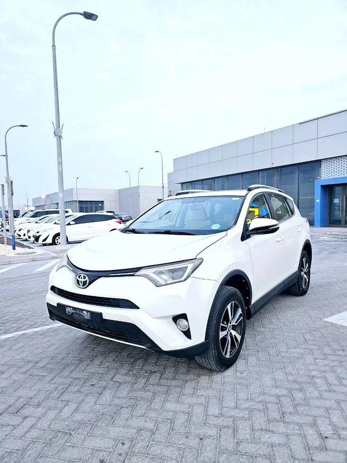 Подержанный Toyota RAV4 IV (XA40) Рестайлинг, 2.5 л, 2017 в Абу-Даби от Al Asad Automobile Showroom Белый цвет. GCC | AUTO.AE