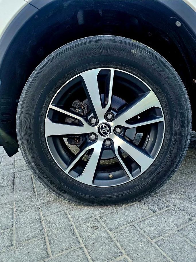 Подержанный Toyota RAV4 IV (XA40) Рестайлинг, 2.5 л, 2017 в Абу-Даби от Al Asad Automobile Showroom Белый цвет. GCC | AUTO.AE