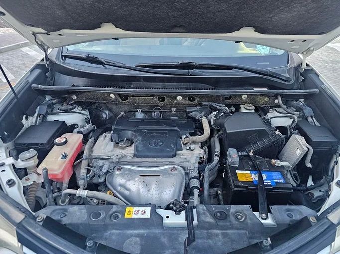 Подержанный Toyota RAV4 IV (XA40) Рестайлинг, 2.5 л, 2017 в Абу-Даби от Al Asad Automobile Showroom Белый цвет. GCC | AUTO.AE