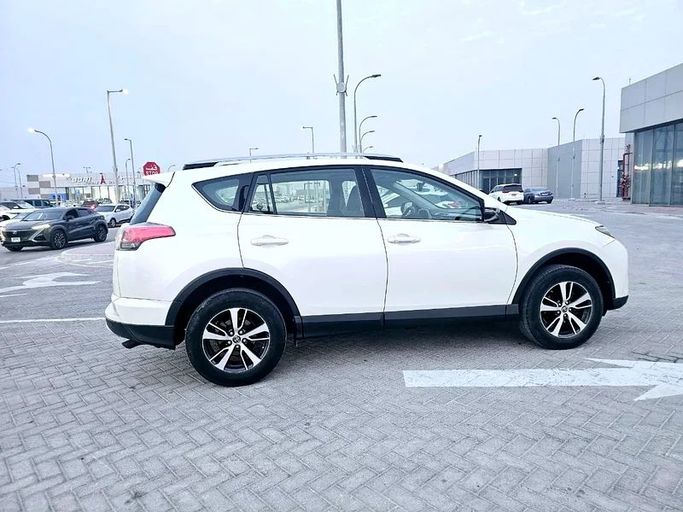 Подержанный Toyota RAV4 IV (XA40) Рестайлинг, 2.5 л, 2017 в Абу-Даби от Al Asad Automobile Showroom Белый цвет. GCC | AUTO.AE