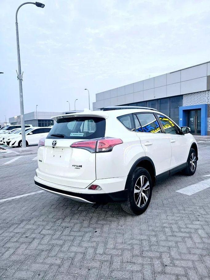 Подержанный Toyota RAV4 IV (XA40) Рестайлинг, 2.5 л, 2017 в Абу-Даби от Al Asad Automobile Showroom Белый цвет. GCC | AUTO.AE