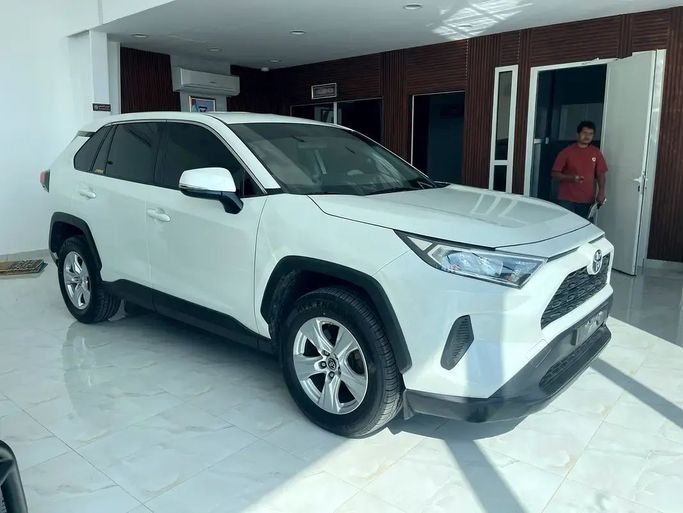 Used Toyota RAV4 V (XA50), 2.5 l, 2021 in Abu Dhabi by Smart Motors Car Trading, White color. GCC Specs | AUTO.AE