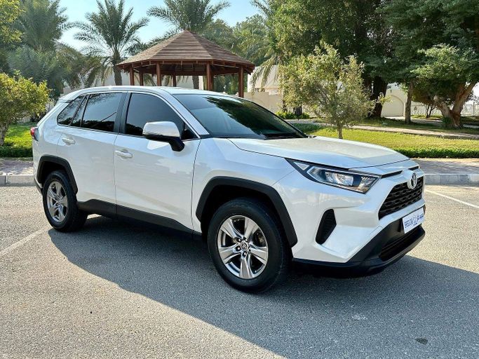 Подержанный Toyota RAV4 V (XA50), 2.5 л, 2022 в Абу-Даби от Speed Car Motors Белый цвет. GCC | AUTO.AE
