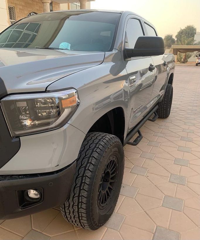 Подержанный Toyota Tundra II Рестайлинг, 4.6 л, 2020 в Абу-Даби от Golden coast automobile showroom Серый цвет. GCC | AUTO.AE