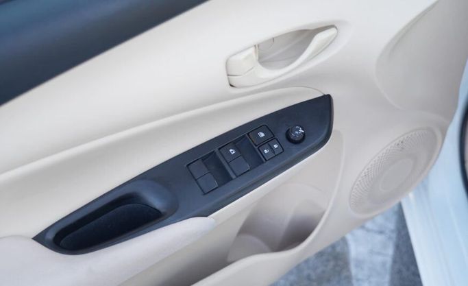 Used Toyota Yaris XP150 Facelift, 1.5 l, 2022 in Abu Dhabi by Advantage Motors, White color. GCC Specs | AUTO.AE