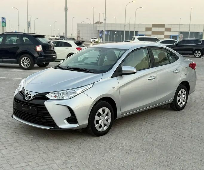 Подержанный Toyota Yaris XP150 Рестайлинг, 1.5 л, 2021 в Абу-Даби от Al Laith Cars Showroom Серебристый цвет. GCC | AUTO.AE