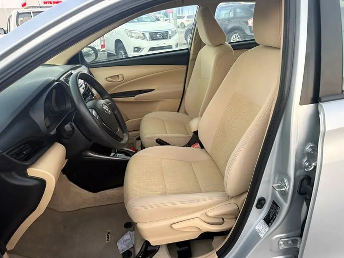 Подержанный Toyota Yaris XP150 Рестайлинг, 1.5 л, 2021 в Абу-Даби от Al Laith Cars Showroom Серебристый цвет. GCC | AUTO.AE