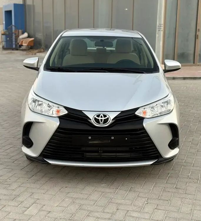 Подержанный Toyota Yaris XP150 Рестайлинг, 1.5 л, 2021 в Абу-Даби от Al Laith Cars Showroom Серебристый цвет. GCC | AUTO.AE
