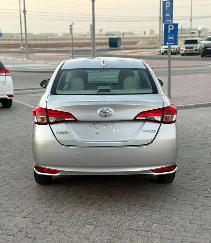 Подержанный Toyota Yaris XP150 Рестайлинг, 1.5 л, 2021 в Абу-Даби от Al Laith Cars Showroom Серебристый цвет. GCC | AUTO.AE