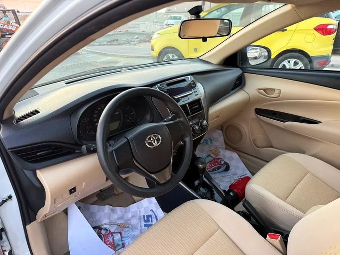 Подержанный Toyota Yaris XP150 Рестайлинг, 1.5 л, 2022 в Абу-Даби от Al Laith Cars Showroom Белый цвет. GCC | AUTO.AE
