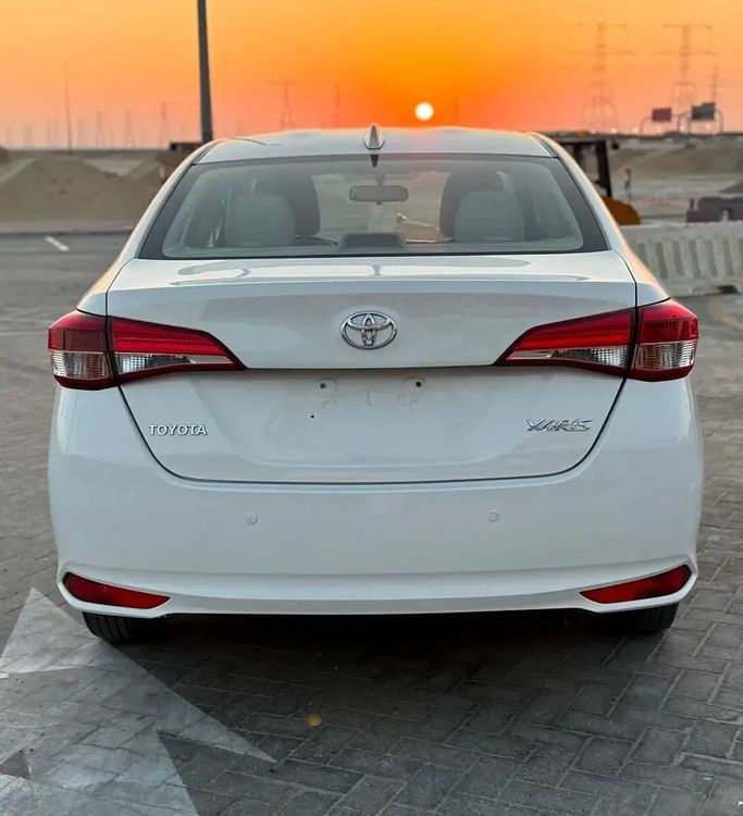 Подержанный Toyota Yaris XP150 Рестайлинг, 1.5 л, 2022 в Абу-Даби от Al Laith Cars Showroom Белый цвет. GCC | AUTO.AE