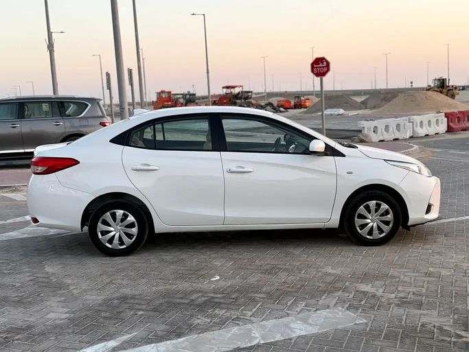 Подержанный Toyota Yaris XP150 Рестайлинг, 1.5 л, 2022 в Абу-Даби от Al Laith Cars Showroom Белый цвет. GCC | AUTO.AE