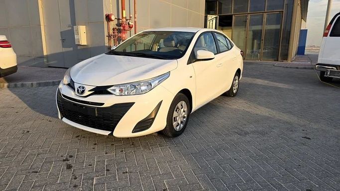 Подержанный Toyota Yaris XP150 Рестайлинг, 1.5 л, 2019 в Абу-Даби от Bin Faraj Automobile Showroom Белый цвет. GCC | AUTO.AE