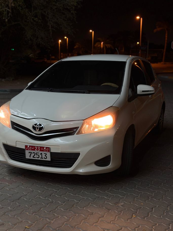Подержанный Toyota Yaris III, 1.5 л, 2014 в Абу-Даби Белый цвет. GCC | AUTO.AE | Объявление #267732