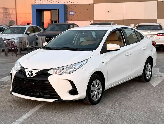 Подержанный Toyota Yaris XP150 Рестайлинг, 1.3 л, 2022 в ОАЭ, Абу-Даби от Al Laith Cars Showroom Белый цвет. GCC | AUTO.AE | Объявление #275077