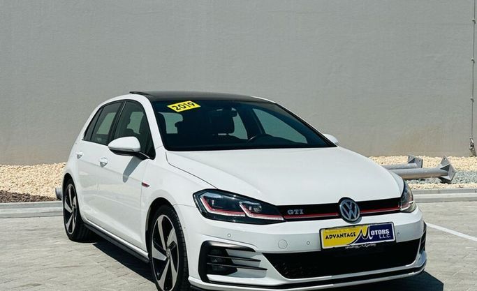 Подержанный Volkswagen Golf GTI VII Рестайлинг, 2.0 л, 2019 в Абу-Даби от Advantage Motors Белый цвет. GCC | AUTO.AE