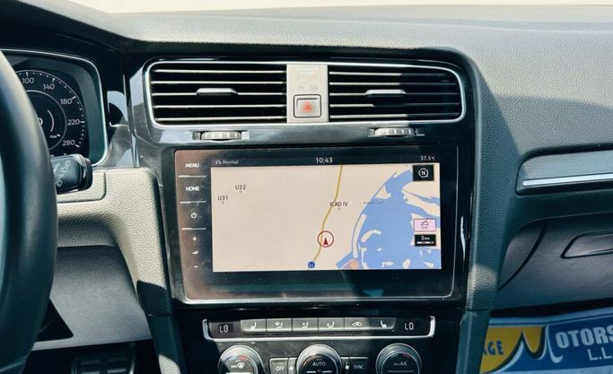 Подержанный Volkswagen Golf GTI VII Рестайлинг, 2.0 л, 2019 в Абу-Даби от Advantage Motors Белый цвет. GCC | AUTO.AE