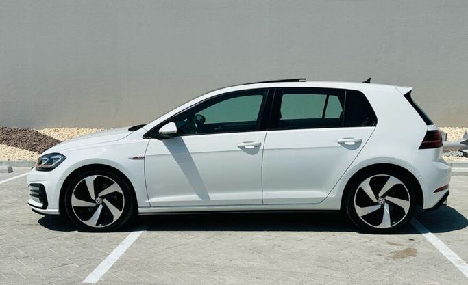 Подержанный Volkswagen Golf GTI VII Рестайлинг, 2.0 л, 2019 в Абу-Даби от Advantage Motors Белый цвет. GCC | AUTO.AE