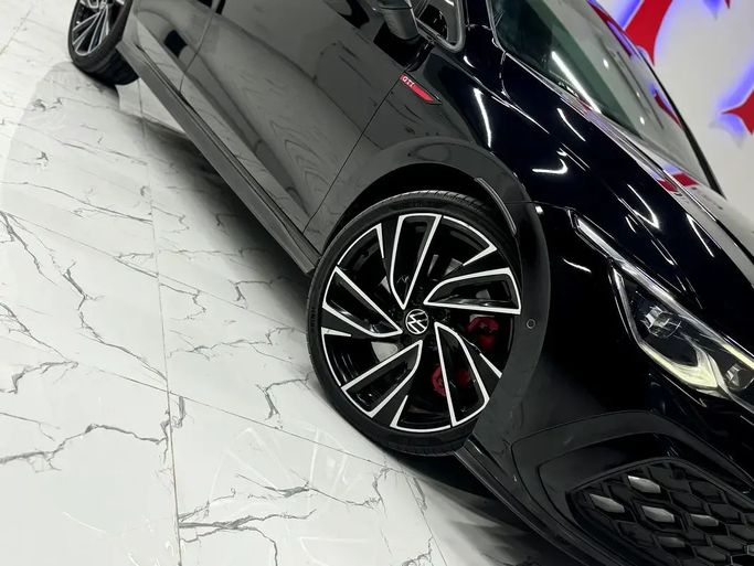 Подержанный Volkswagen Golf GTI GTI Clubsport VIII, 2.0 л, 2022 в Абу-Даби от F1 Lebanon vehicle Trading Черный цвет. GCC | AUTO.AE